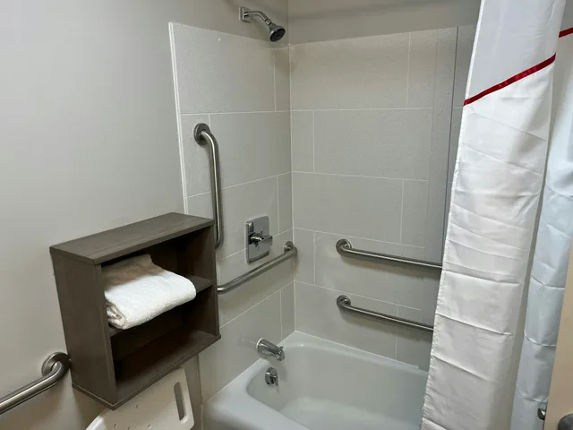 جناح بسرير كينج لذوي الإعاقة، Red Roof Inn & Suites Wilkesboro 4/4