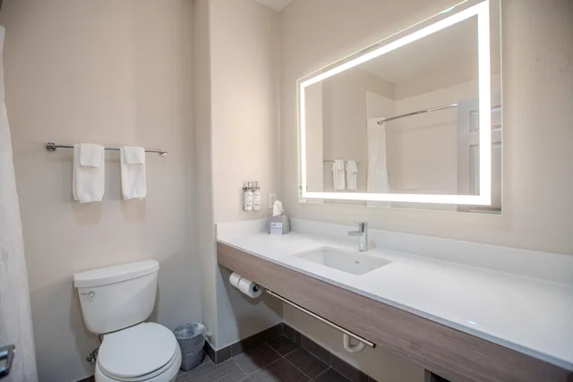 غرفة بسرير كينج، Holiday Inn Express Hotel And Suites Cleveland 3/5