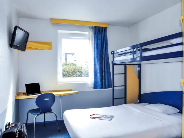 غرفة ثلاثية بسرير مزدوج وسرير بطابقين، Ibis Budget Rennes Cesson 1/10