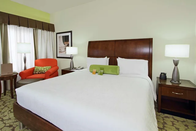غرفة بسرير كينج بحوض استحمام لذوي الإعاقة، Hilton Garden Inn Calabasas 4/5