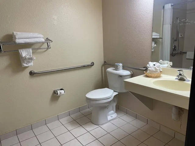 غرفة مفردة بسرير كوين لذوي الإعاقة، Harvest Inn, Dixon/ UC Davis 2/3