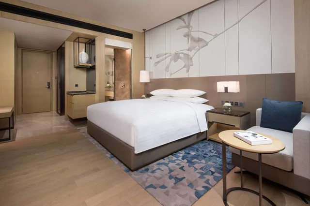 غرفة ديلوكس بسرير كينج، Courtyard By Marriott Shanghai Hongqiao 1/6