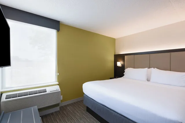جناح بسرير كينج بغرفة نوم واحدة، Holiday Inn Express Ramsey-Mahwah 2/3