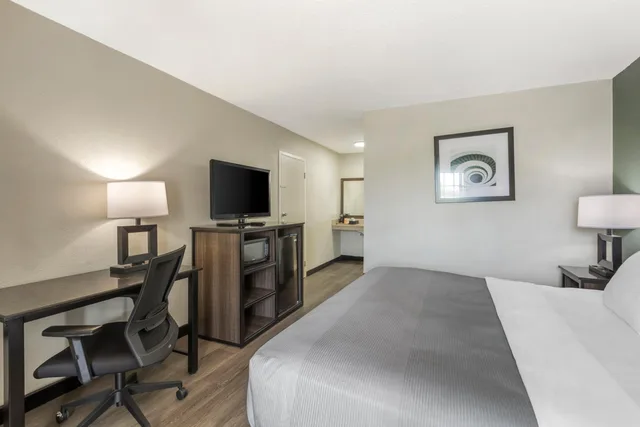 Room, King Bed, Bathtub, Exterior Entrance, Accessible، Quality Inn & Suites Santee I-95 5/8