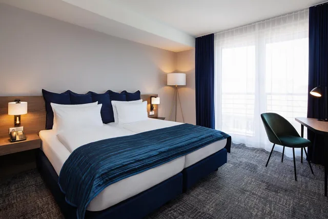 غرفة بسرير مزدوج بإطلالة على الفناء، Holiday Inn Berlin City Center East Prenzlauer Berg 3/10