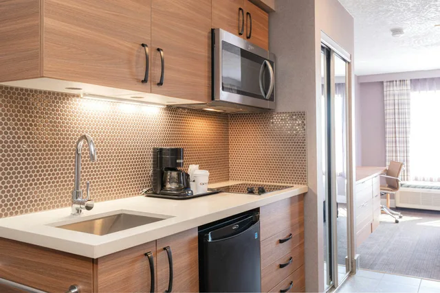 Suite, Queen Bed, Sofa, Kitchenette, Sandman Hotel Victoria 5/5