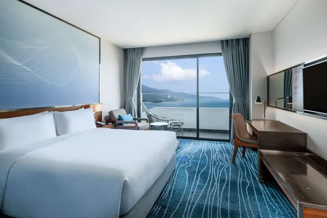 غرفة عائلية بسرير مزدوج وسريرين منفصلين بإطلالة على البحر بحوض استحمام، Hilton Garden Inn Da Nang 3/10