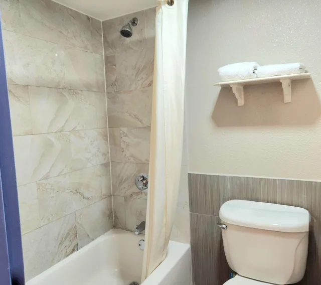 غرفة بسرير كينج للمدخنين، Days Inn By Wyndham Houston 3/3