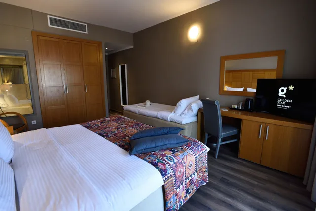 غرفة عائلية بسريرين منفصلين بإطلالة جزئية على البحر، Golden Star City Resort 6/10