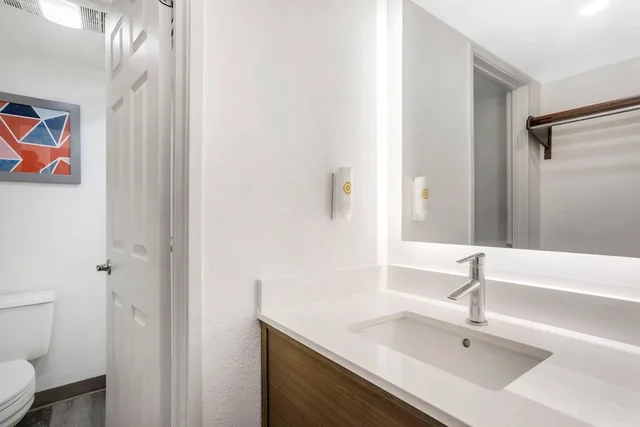 غرفة قياسية بسرير كينج بشرفة، Comfort Inn Edgewater on Hudson River 9/10