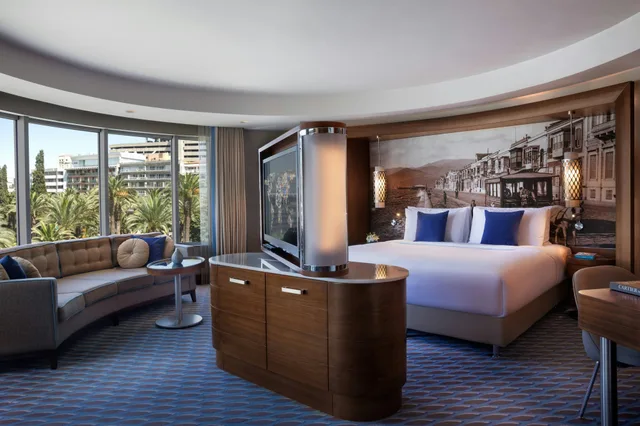 جناح جونيور، Renaissance Izmir Hotel 2/3