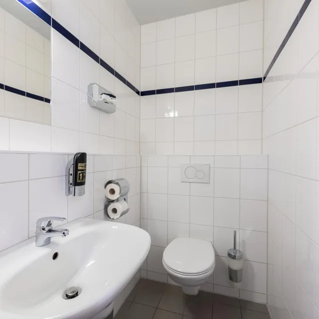 Room, 6 Beds, a&o Stuttgart City 6/8