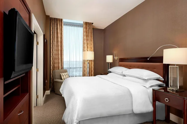 جناح ديلوكس ركني بسرير كينج مع أريكة، Sheraton Suites Calgary Eau Claire 2/5