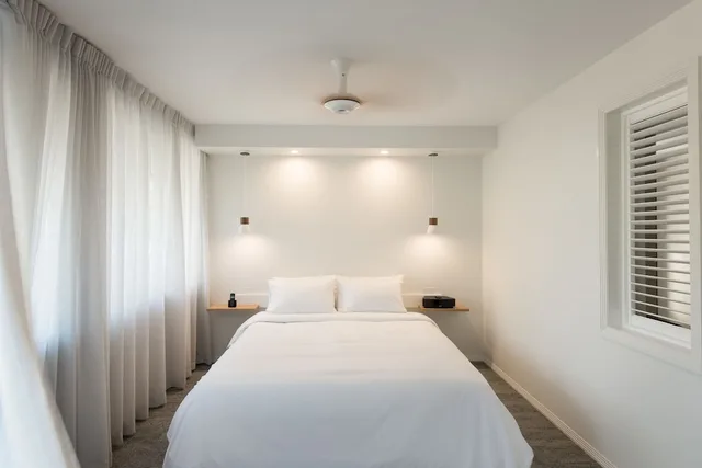 Designer King Room Village View، Heart Hotel And Gallery Whitsundays 1/3