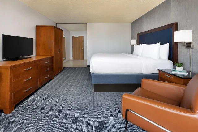 غرفة بسرير كينج بإطلالة على البحر مع أريكة، Courtyard by Marriott Atlantic City Beach Block 3/7