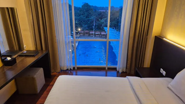 غرفة ديلوكس بإطلالة على المسبح، Oasis Siliwangi Sport Hotel 2/2