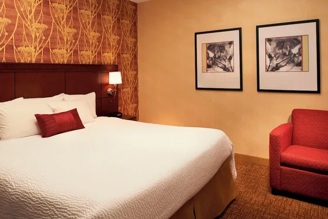 غرفة ديلوكس بسرير كينج مع أريكة، Courtyard by Marriott Dayton South 1/10