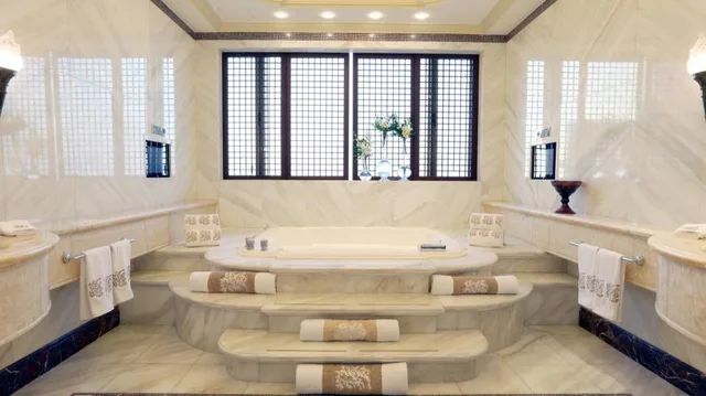 جناح ملكي غراند بسرير كينج وثلاثة أسرّة بـ3 غرف نوم، Intercontinental Phoenicia Beirut 2/2