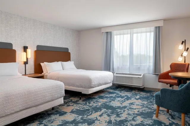 غرفة بسريرين كوين بحوض استحمام لذوي الإعاقة، Hampton Inn & Suites Cadillac 1/3