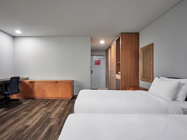 غرفة بريميير ثلاثية بسريرين منفصلين، Ramada Hotel & Suites by Wyndham Seoul Namdaemun 2/10