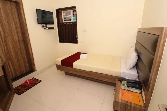 غرفة كومفورت مفردة بسرير فردي بحمام خاص، Hotel Meera 1/4