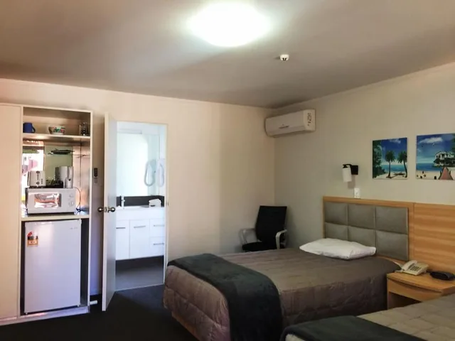 Design, Studio, 1 Queen and 1 Single Bed، Grosvenor Motor Inn 5/9