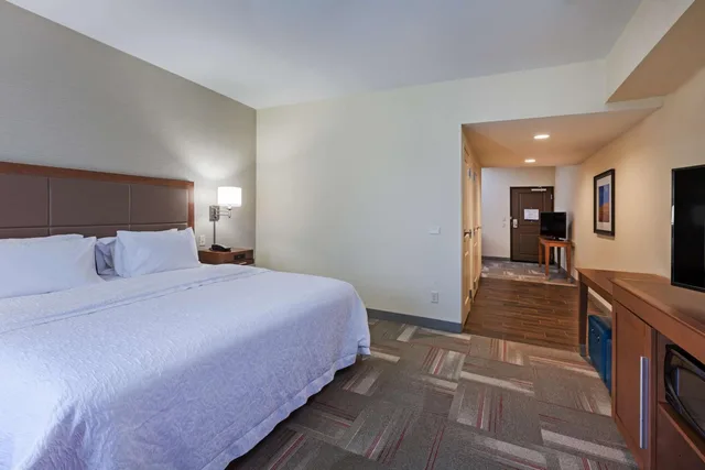 جناح بسرير كينج مع أريكة، Hampton Inn and Suites Claremore Ok 3/6