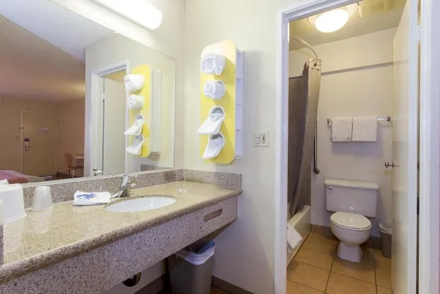 غرفة قياسية بسرير كينج، Cathedral Hill Hotel 2/2