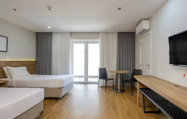 غرفة فاخرة بشرفة مفردة بسريرين منفصلين، B&B HOTEL Rio de Janeiro Copacabana 1/2