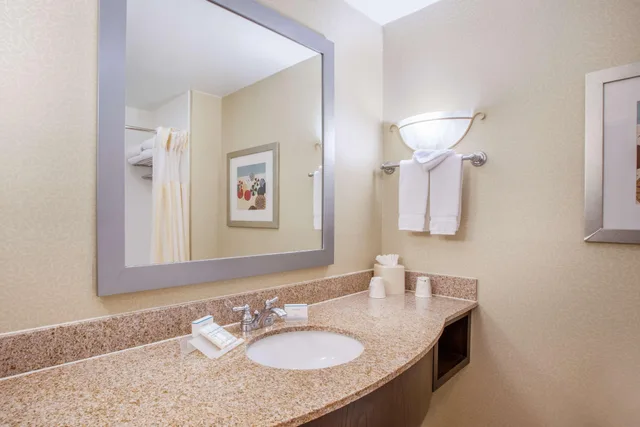 جناح جونيور بسرير كينج بإطلالة على المسبح في الطابق الأرضي، Hilton Garden Inn South Padre Island 3/3