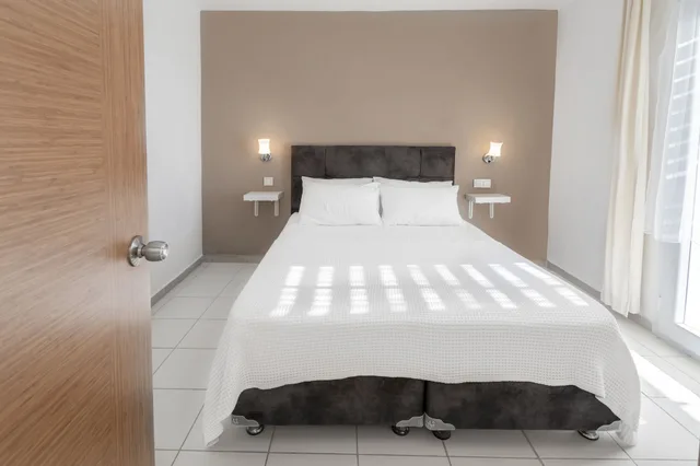 شقة بسرير مزدوج وسريرين منفصلين بغرفتي نوم مع أريكة، Vega Aparts & Residences 2/5