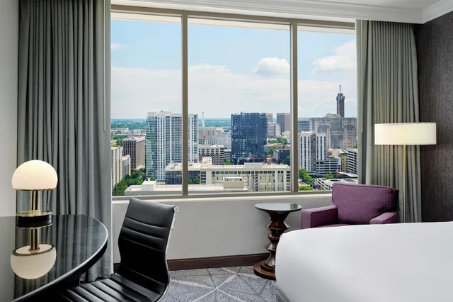 غرفة بسرير كينج بإطلالة على المدينة بحوض استحمام لذوي الإعاقة، Hilton Atlanta Hotel 3/3