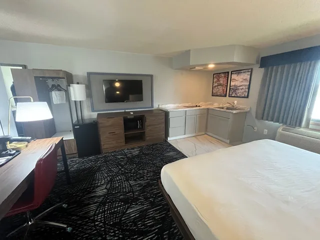 غرفة بسرير كينج بمطبخ، Americinn By Wyndham Lincoln North 2/4