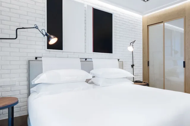 غرفة ديلوكس بسرير مزدوج، The Corner Hotel 3/7