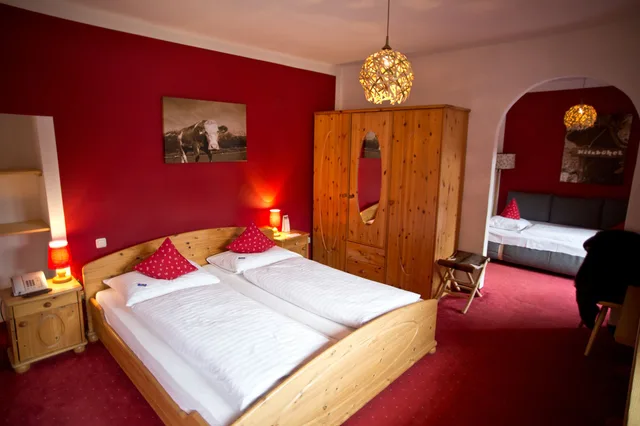 غرفة عائلية بسرير كينج بشرفة مع أريكة، Hotel Gamshof 2/2