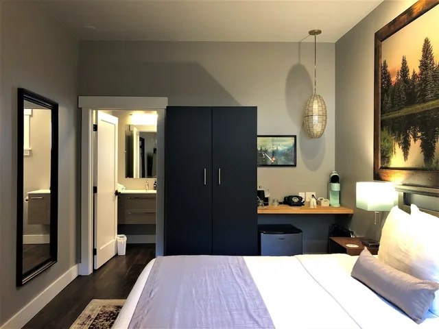 Deluxe, King Bed, Patio, Blue Elk Inn 1/3