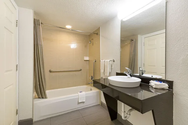 غرفة رباعية للمدخنين لذوي الإعاقة، Motel6 Dallas, TX - Market Center 5/7