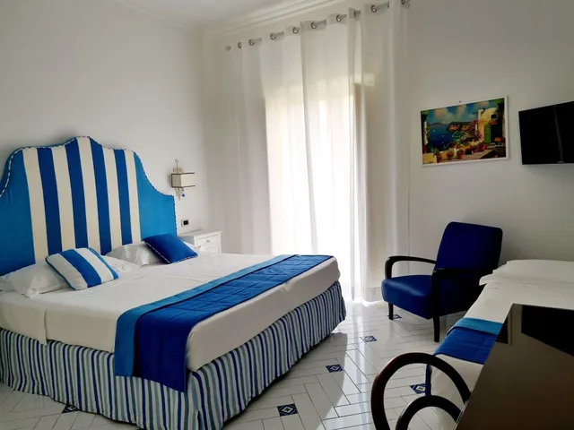 غرفة كومفورت ثلاثية بسرير مزدوج وسرير فردي بشرفة، Hotel Villa Di Sorrento 1/6