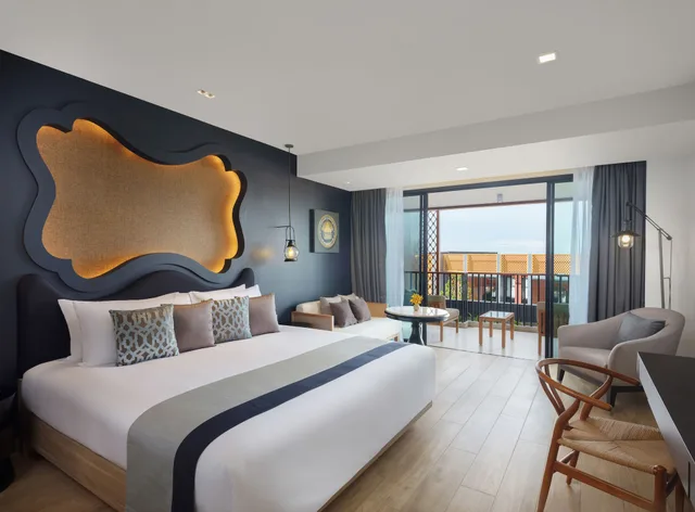 غرفة ديلوكس بسرير كينج بإطلالة على المسبح بشرفة، Avista Grande Phuket Karon MGallery 2/10