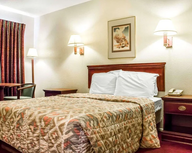 غرفة بسرير كوين للمدخنين لذوي الإعاقة، Rodeway Inn Winslow I-40 1/1