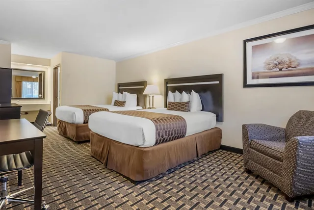 غرفة قياسية بسريرين كوين بحوض جاكوزي، Best Western Plus Inn Of Hayward 1/10
