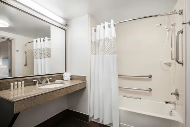 استوديو بسرير كينج لذوي الإعاقة، Hampton Inn Loveland 1/2