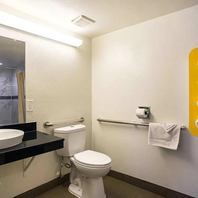 1 King Bed Mob Acc RI Shwr Nsmk Micfridg، Motel6 Ventura, CA - Downtown 7/10