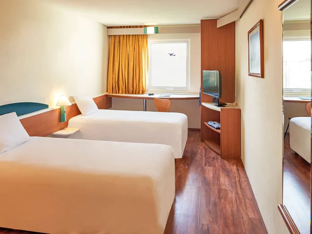 Room, 2 Double Beds, Ibis Monterrey Aeropuerto 4/10