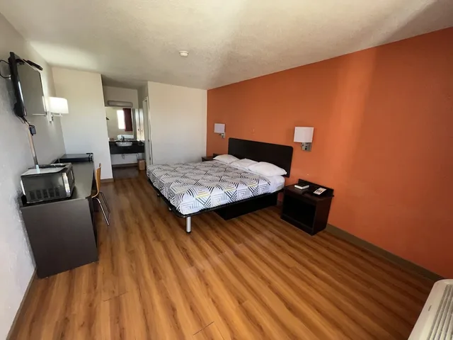 Deluxe, King Bed, Motel6 Rolla, MO 8/10
