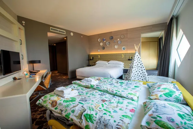 جناح، Hilton Amsterdam Airport Schiphol 1/4