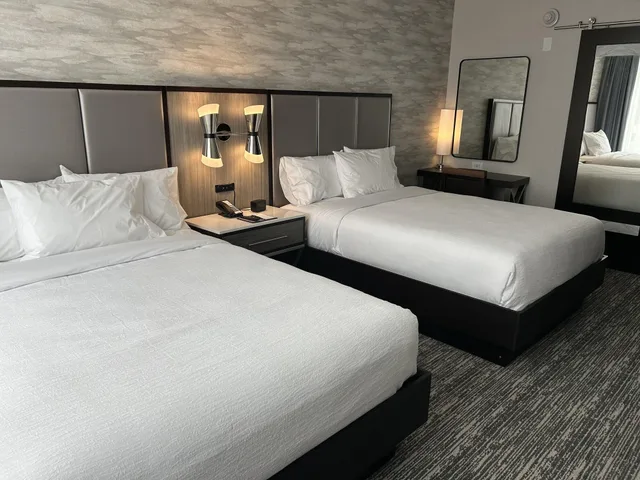 جناح بسريرين كوين بغرفتين لذوي الإعاقة، Embassy Suites by Hilton Alpharetta Halcyon 1/2
