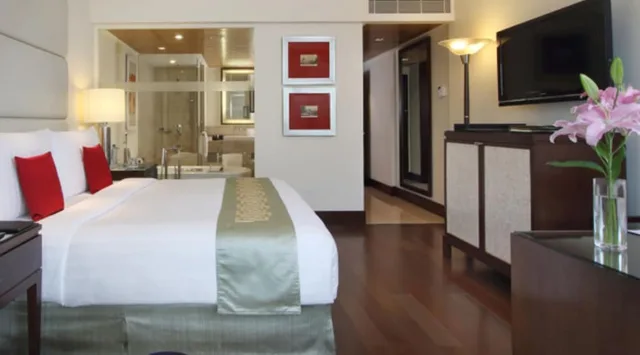 غرفة فاخرة بسرير كينج، The Oberoi Mumbai 5/7