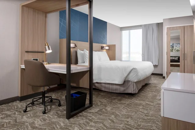 جناح استوديو بسرير كينج مع سرير سحّاب إضافي بحوض استحمام لذوي الإعاقة، SpringHill Suites Kansas City Airport 2/6
