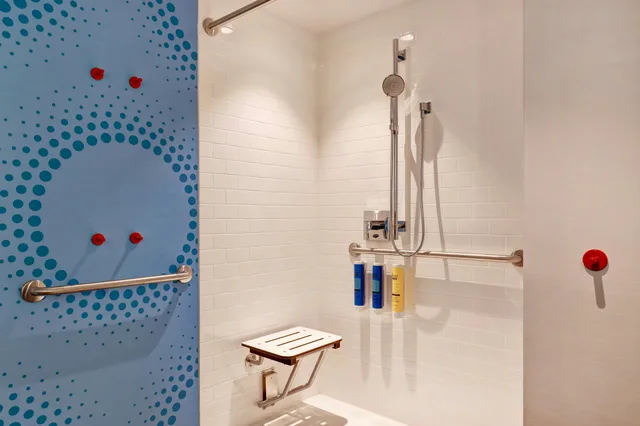 غرفة بسريرين كوين لذوي الإعاقة، Tru By Hilton Edmonton Windermere Ab 4/4